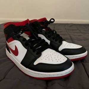 Jordan 1 Mid
Gym Red Black White